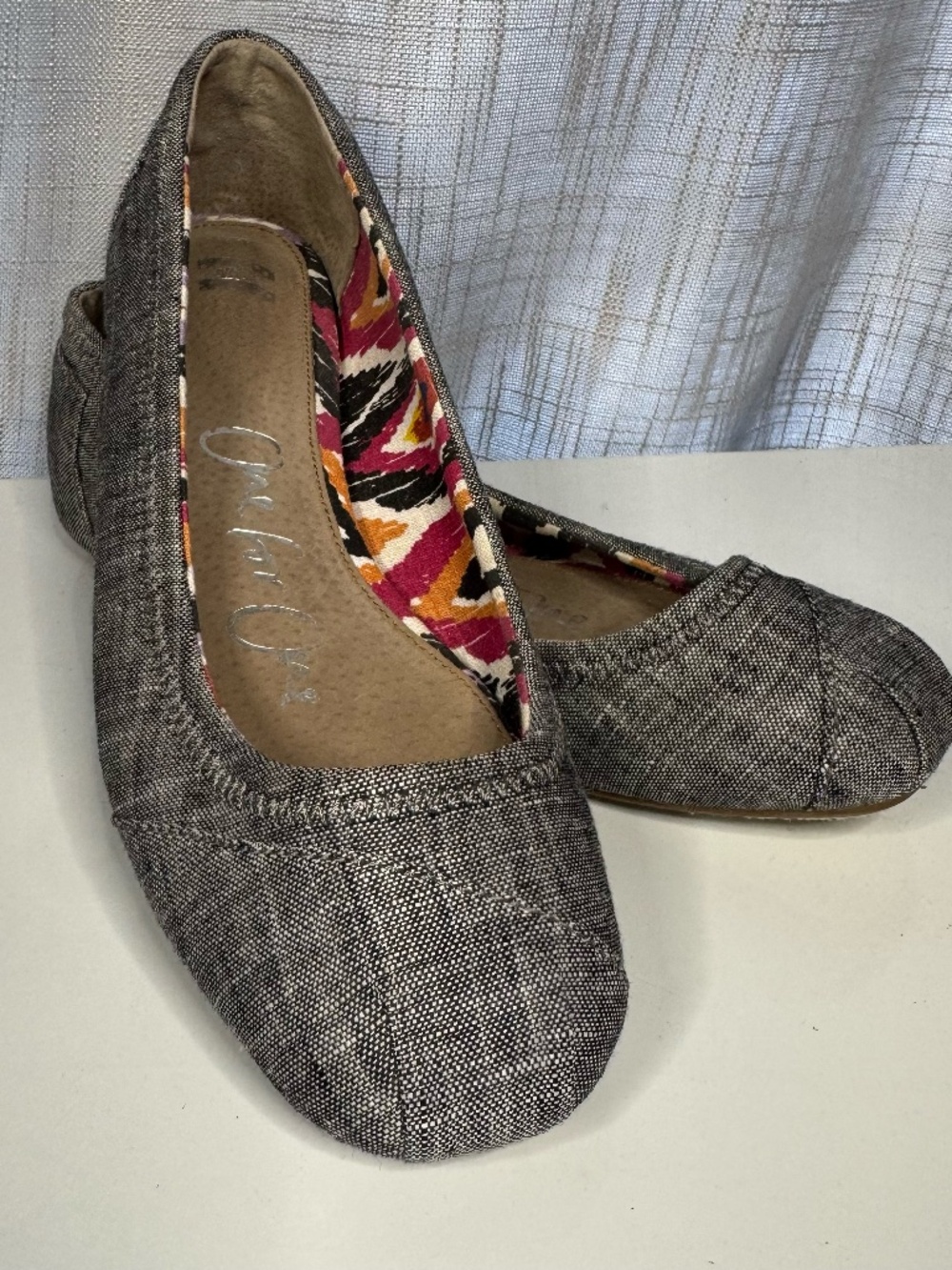 Toms One for One gray Womens Size 8 Slip On Ballet Flats slightly used